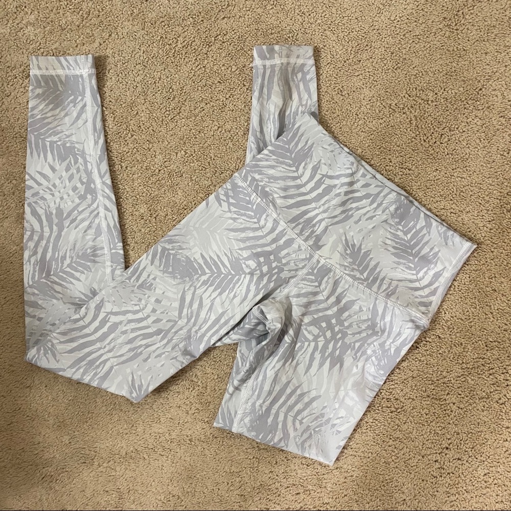 Lululemon’s wunder under in white/gray palm